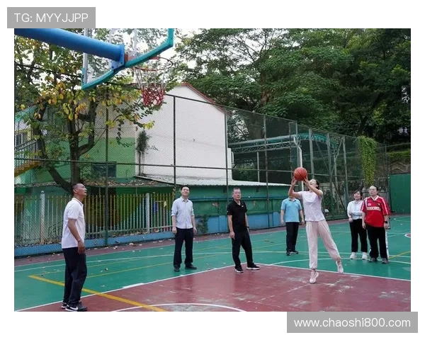 布朗尼持球突破展现父亲风范急停跳投精准入筐引发全场欢呼